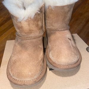 USED BROWN AUTHENTIC UGGS TODDLER BOOTS SIZE 7c WITH BOX A COUPLE SMALL STAINS
